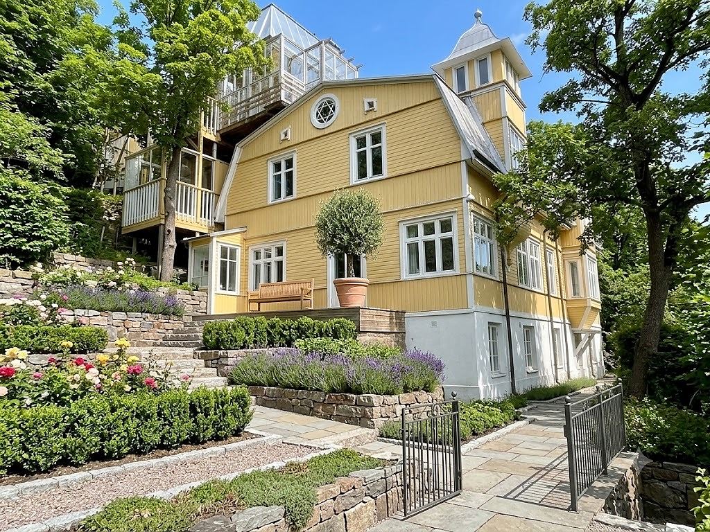 Detalj av snickarglädje och verandapelare